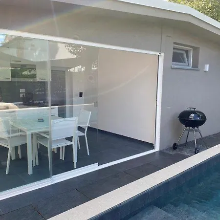 Luxury 4 With Swimming Pool Τσέρβια